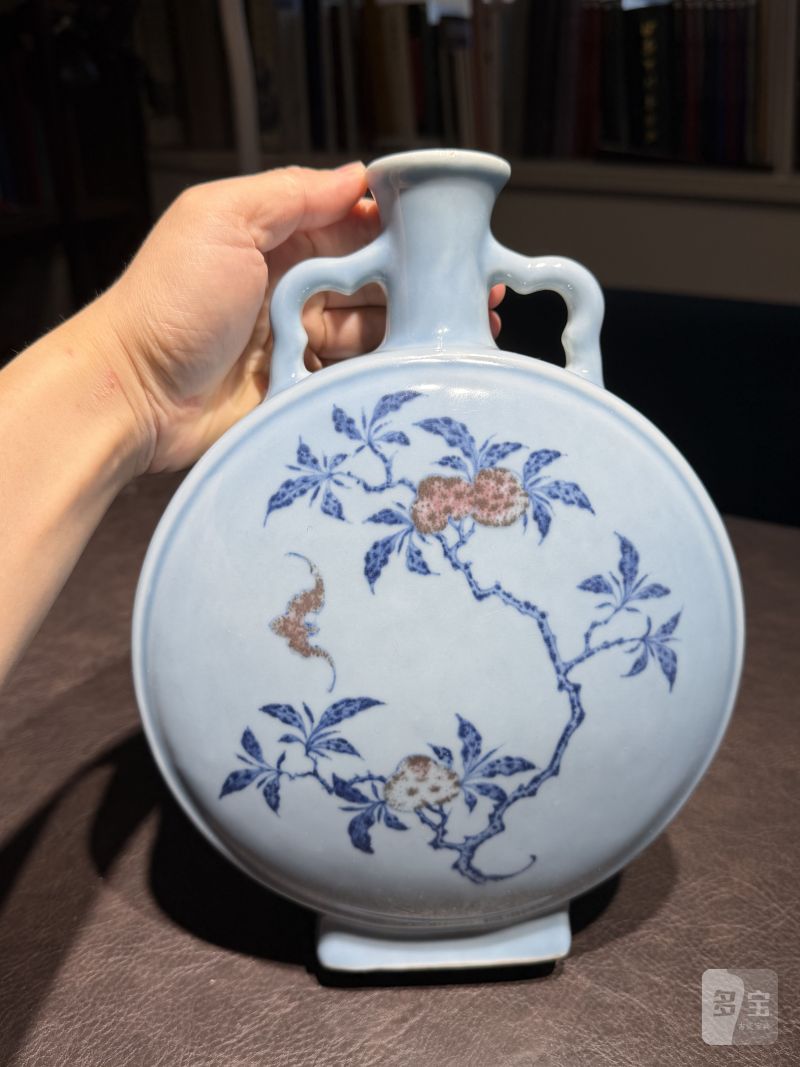 清乾隆 蓝地青花釉里红折枝花卉抱月瓶 - 图3